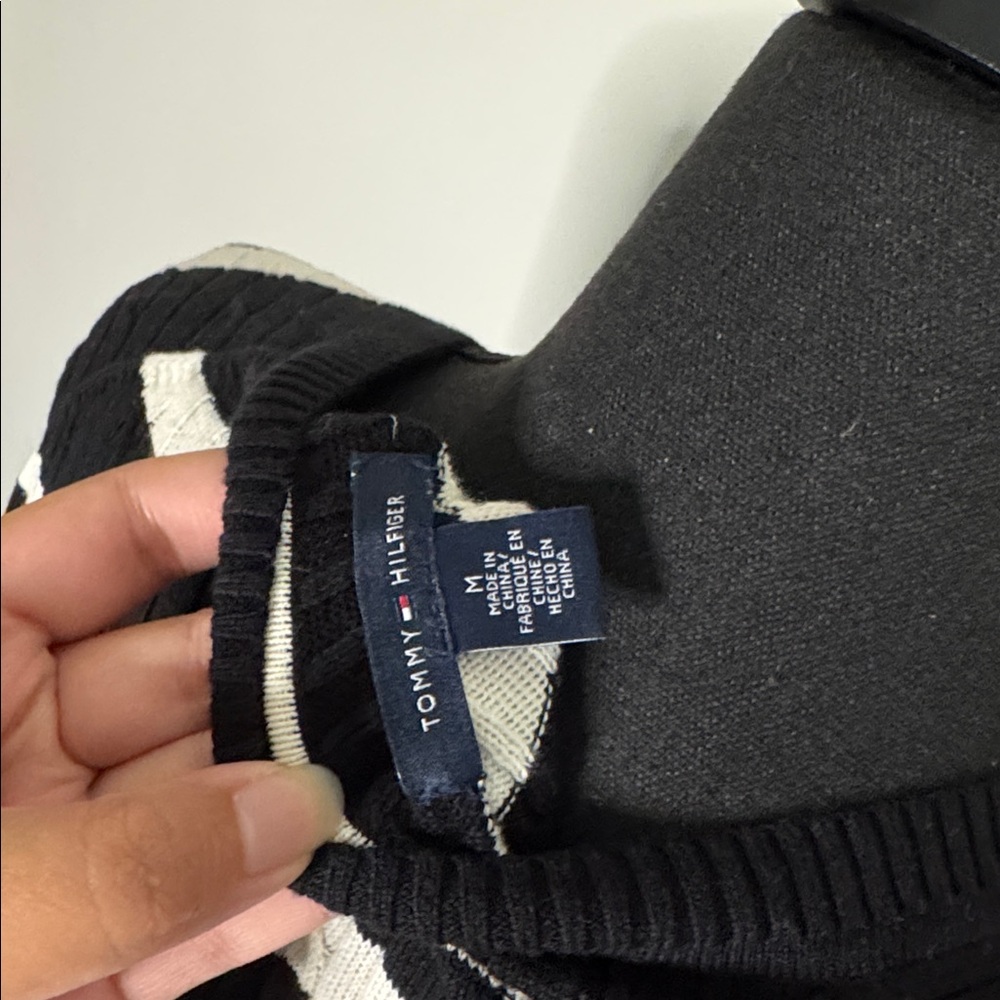 Tommy Hilfiger Black & White Striped V-Neck Sweater Size M - Picture 4 of 4